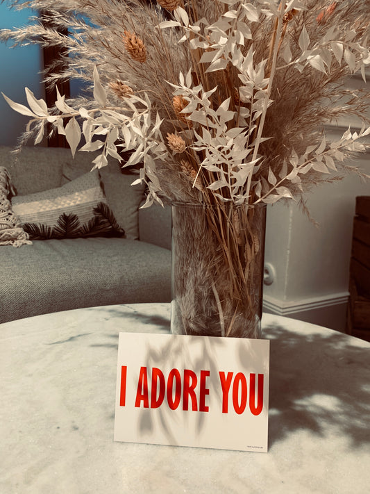 Postkarte mit dem Text „I ADORE YOU“. Vom Fair Fashion Label next summer.