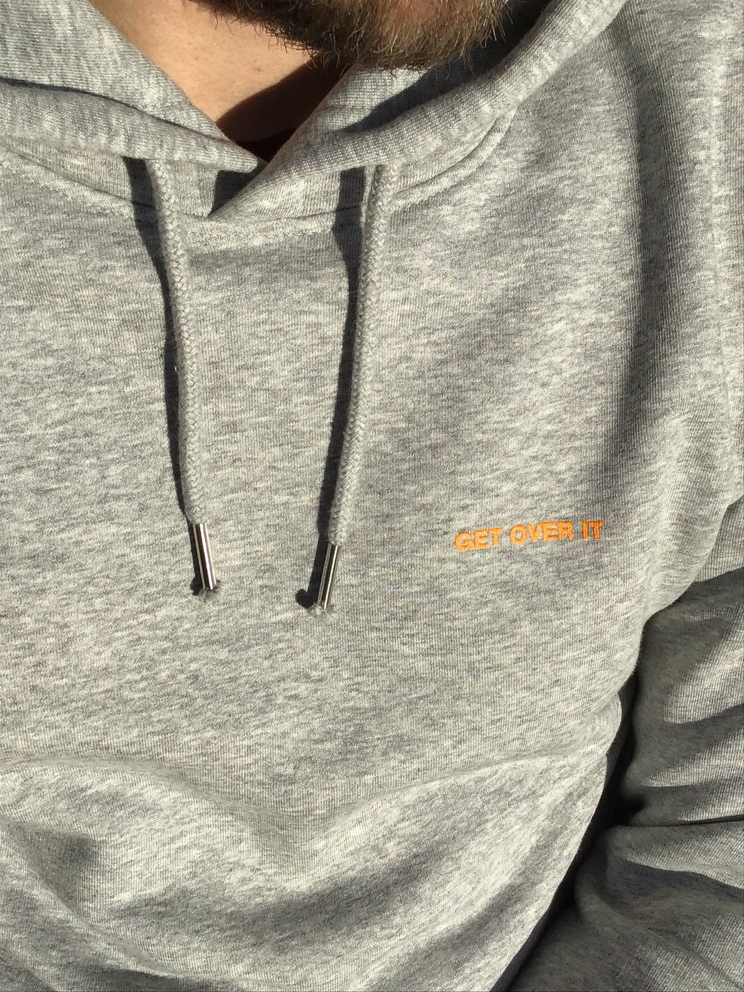 Unser grauer Unisex Hoodie mit Print GET OVER IT in lässiger Passform. Perfekte Home und Street Wear für sie und ihn. next summer fashion.