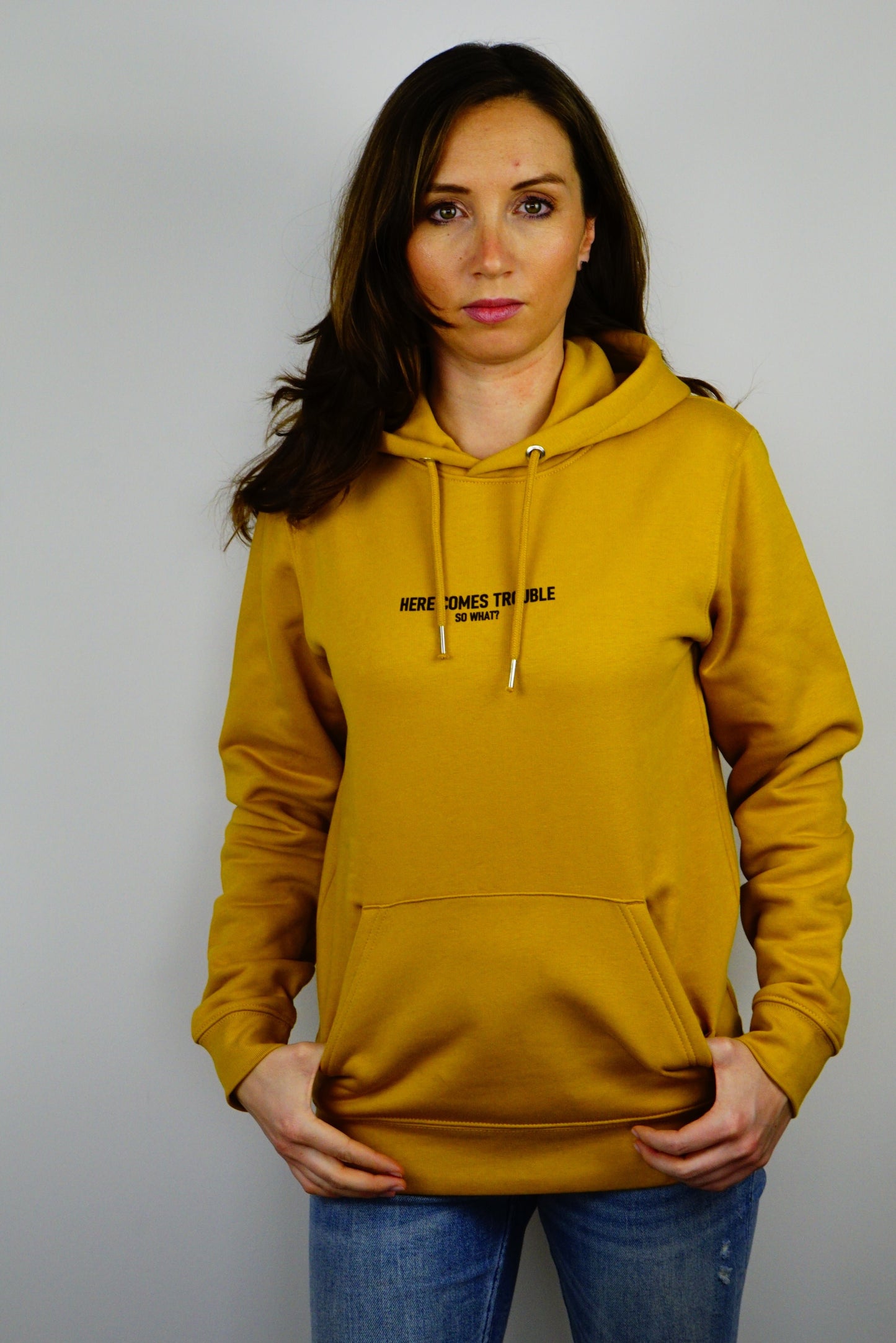 Hoodie ocker HERE COMES TROUBLE
