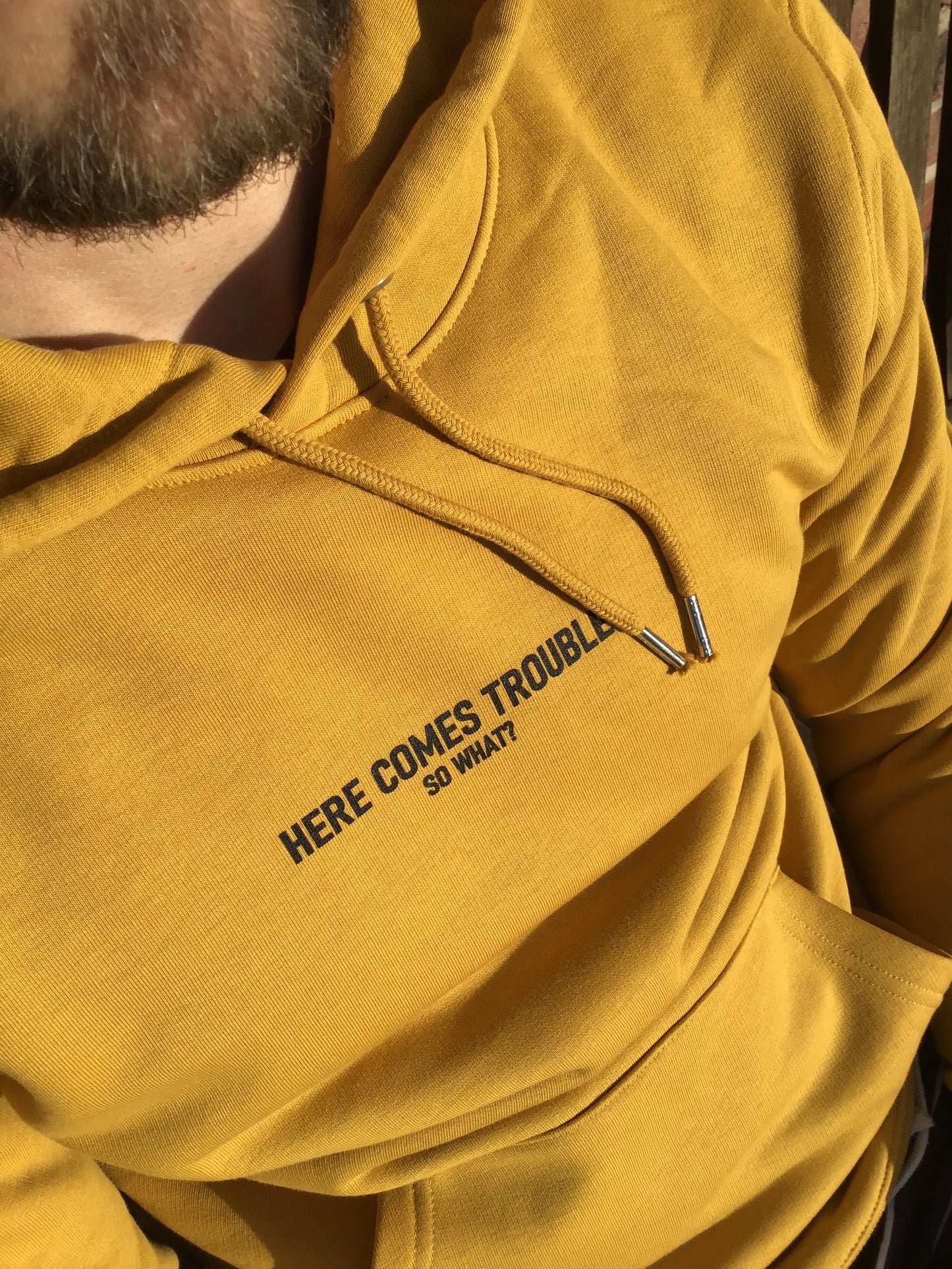 Hoodie ocker HERE COMES TROUBLE
