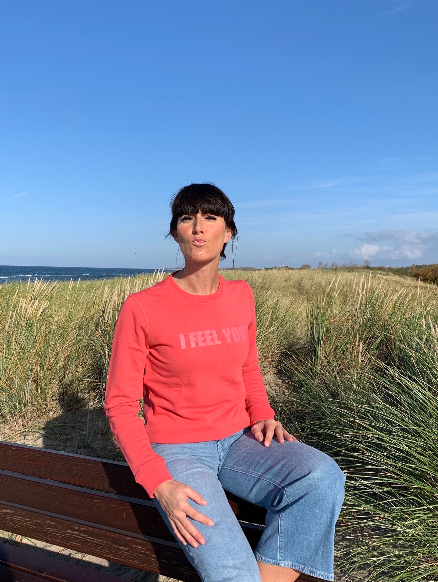 Unser roter Sweater mit Print I FEEL YOU in lässiger Passform. Perfekte Home und Street Wear. next summer fashion.