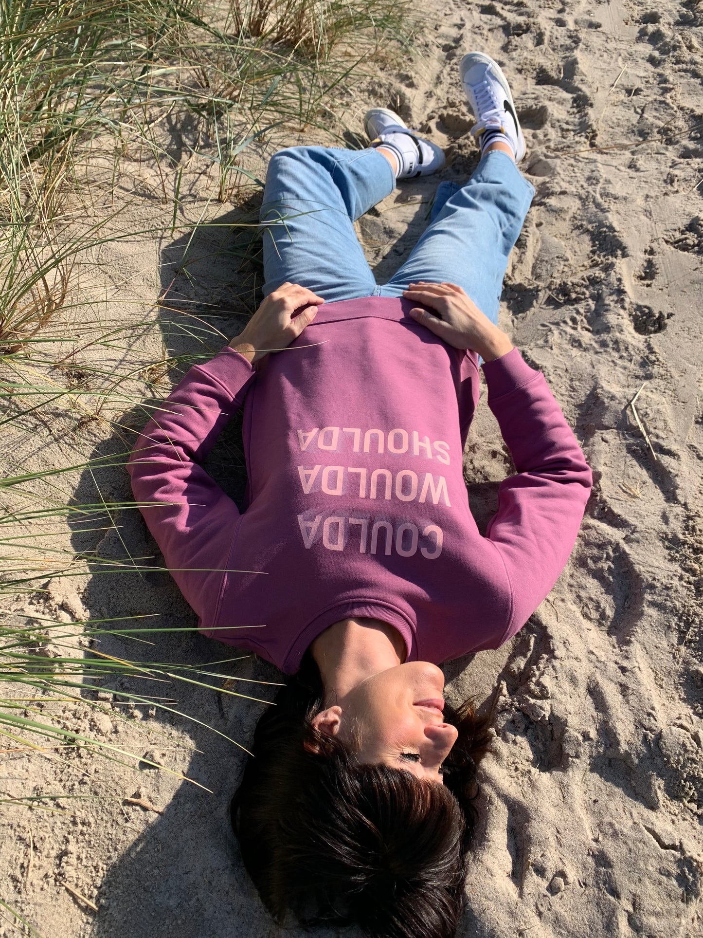 Unser Sweater in trendigem mauve mit Print COULDA WOULDA SHOULDA in lässiger Passform. Perfekte Home und Street Wear. next summer fashion.