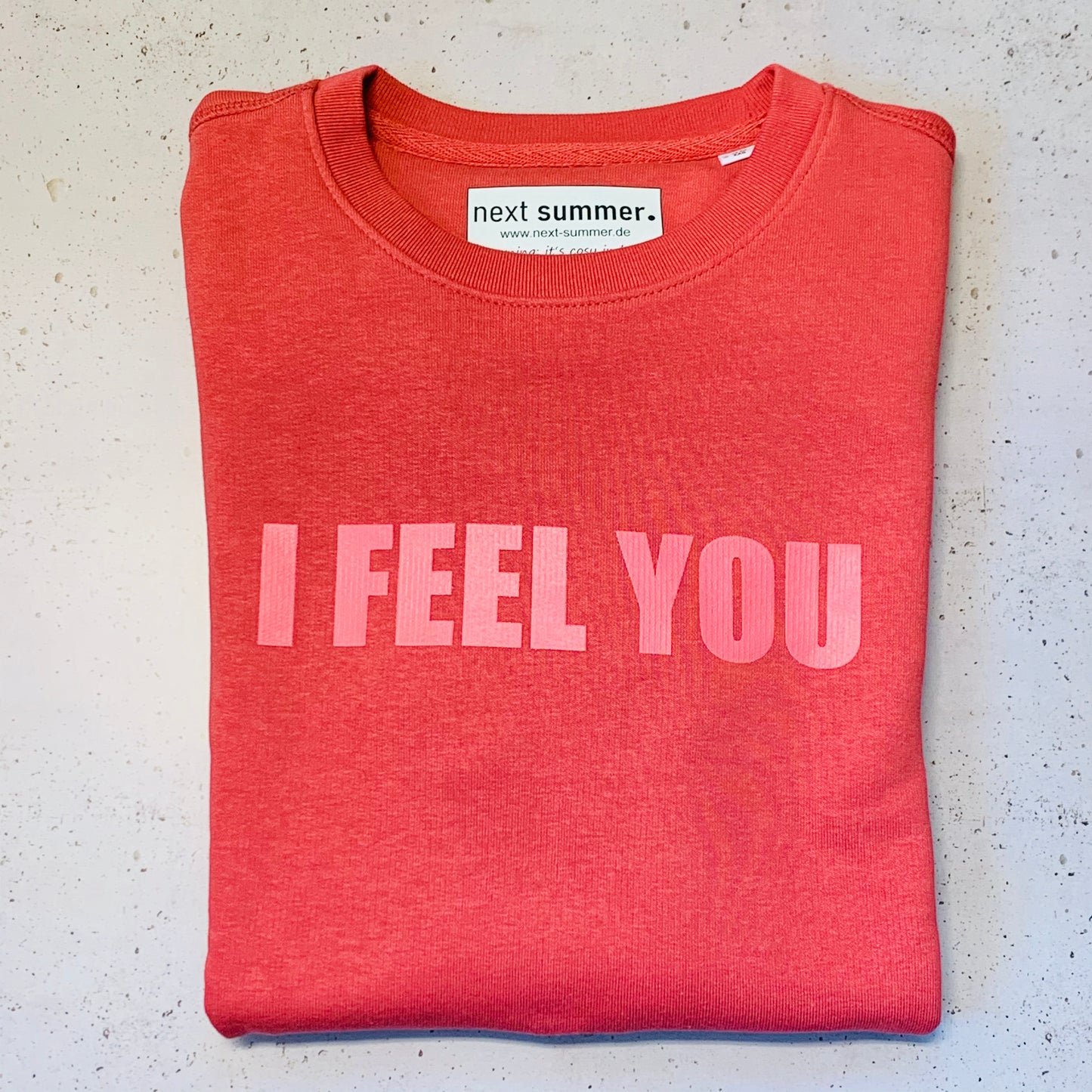 Unser roter Sweater mit Print I FEEL YOU in lässiger Passform. Perfekte Home und Street Wear. next summer fashion.