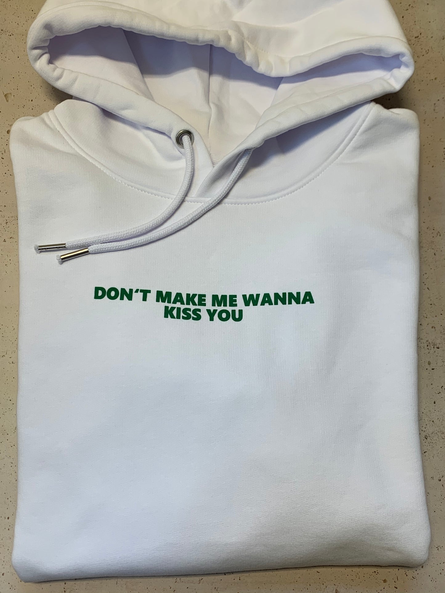 Unser weißer Unisex Hoodie mit Print DON'T MAKE ME WANNA KISS YOU in lässiger Passform. Perfekte Home und Street Wear für sie und ihn. next summer fashion.
