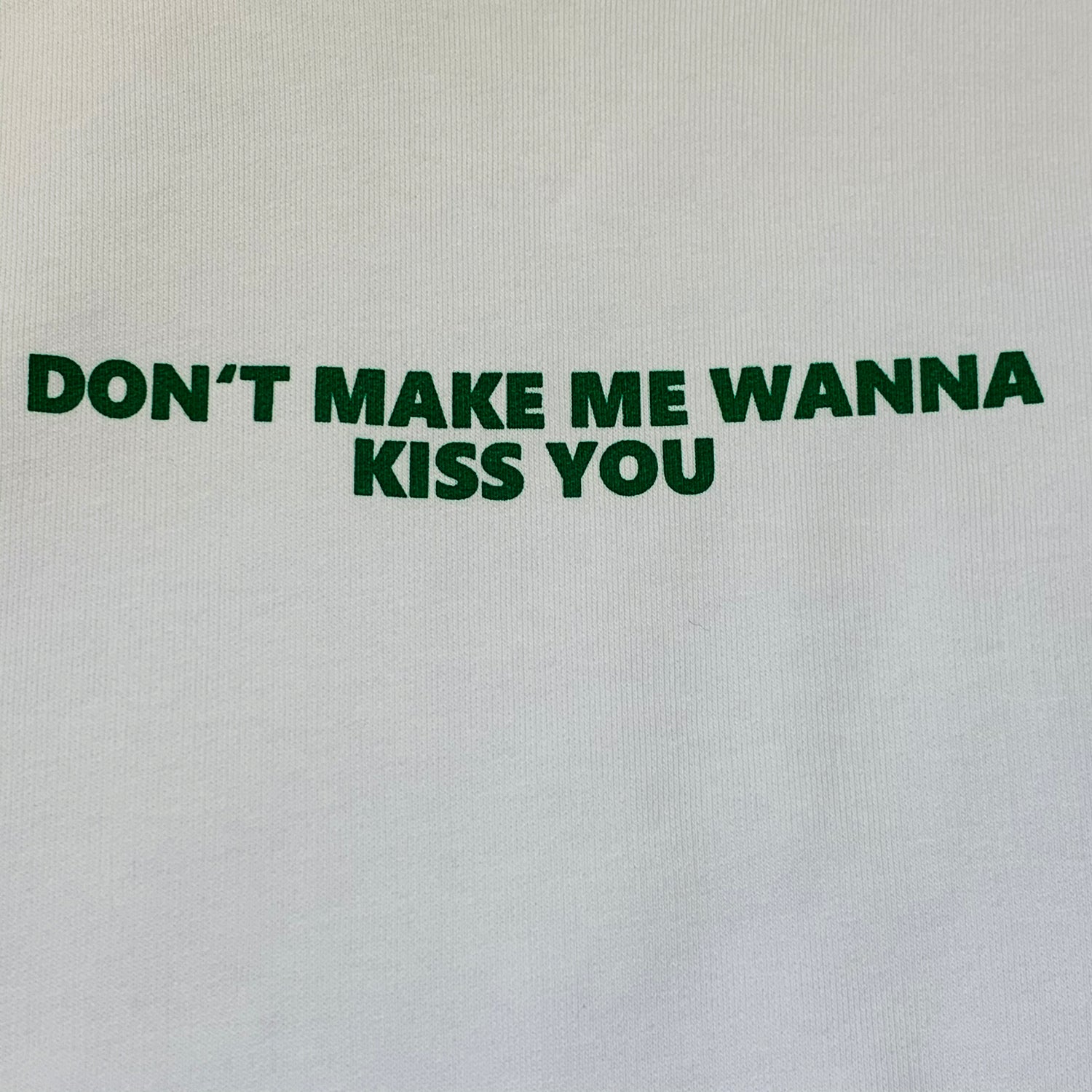 Unser weißer Unisex Hoodie mit Print DON'T MAKE ME WANNA KISS YOU in lässiger Passform. Perfekte Home und Street Wear für sie und ihn. next summer fashion.