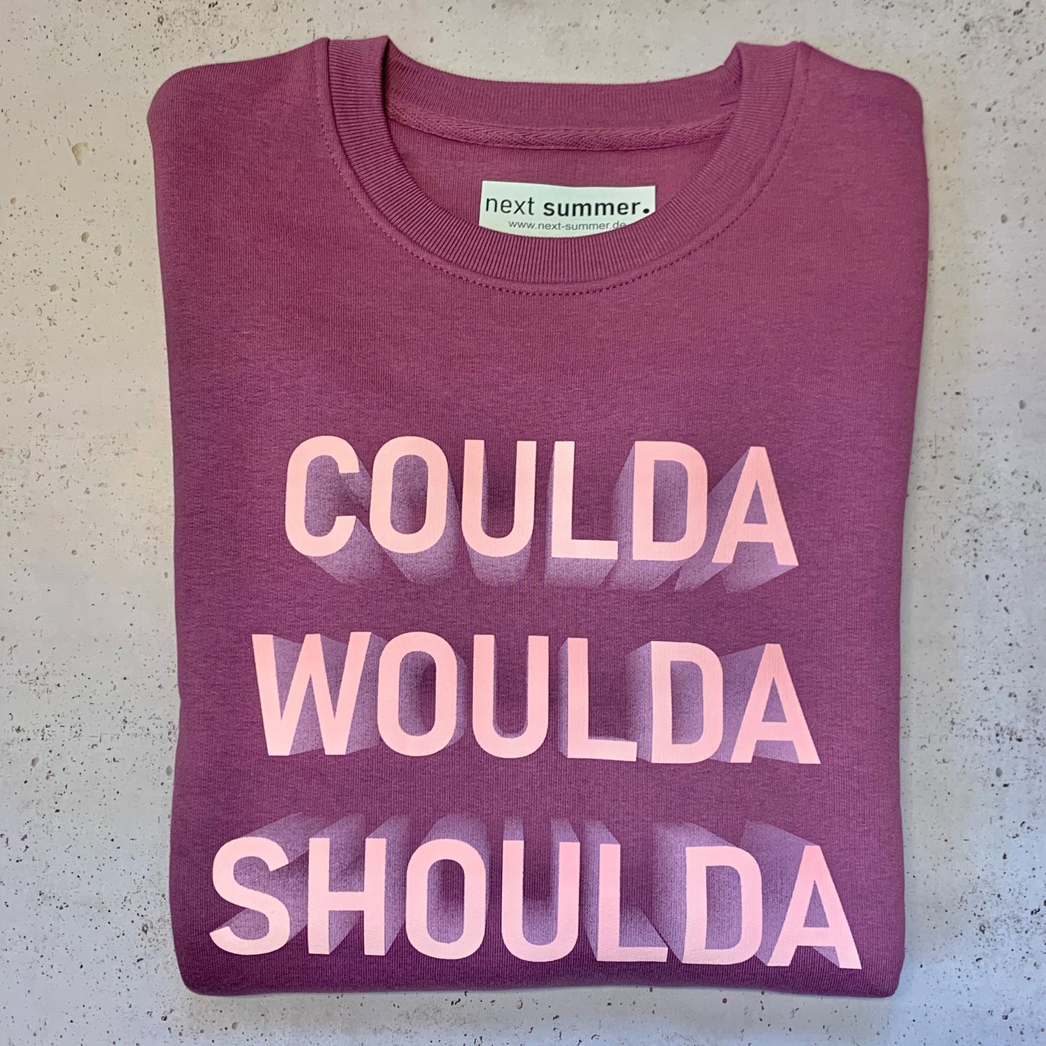 Unser Sweater in trendigem mauve mit Print COULDA WOULDA SHOULDA in lässiger Passform. Perfekte Home und Street Wear. next summer fashion.