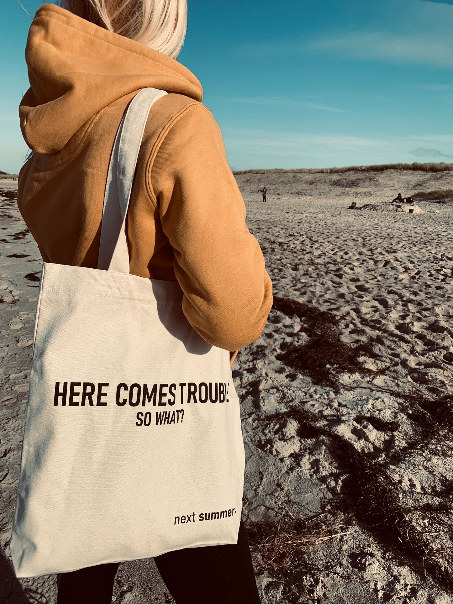 Super coole und praktische Stofftasche aus nachhaltiger und fairer Produktion. Tasche in der Farbe natur mit Print HERE COMES TROUBLE.