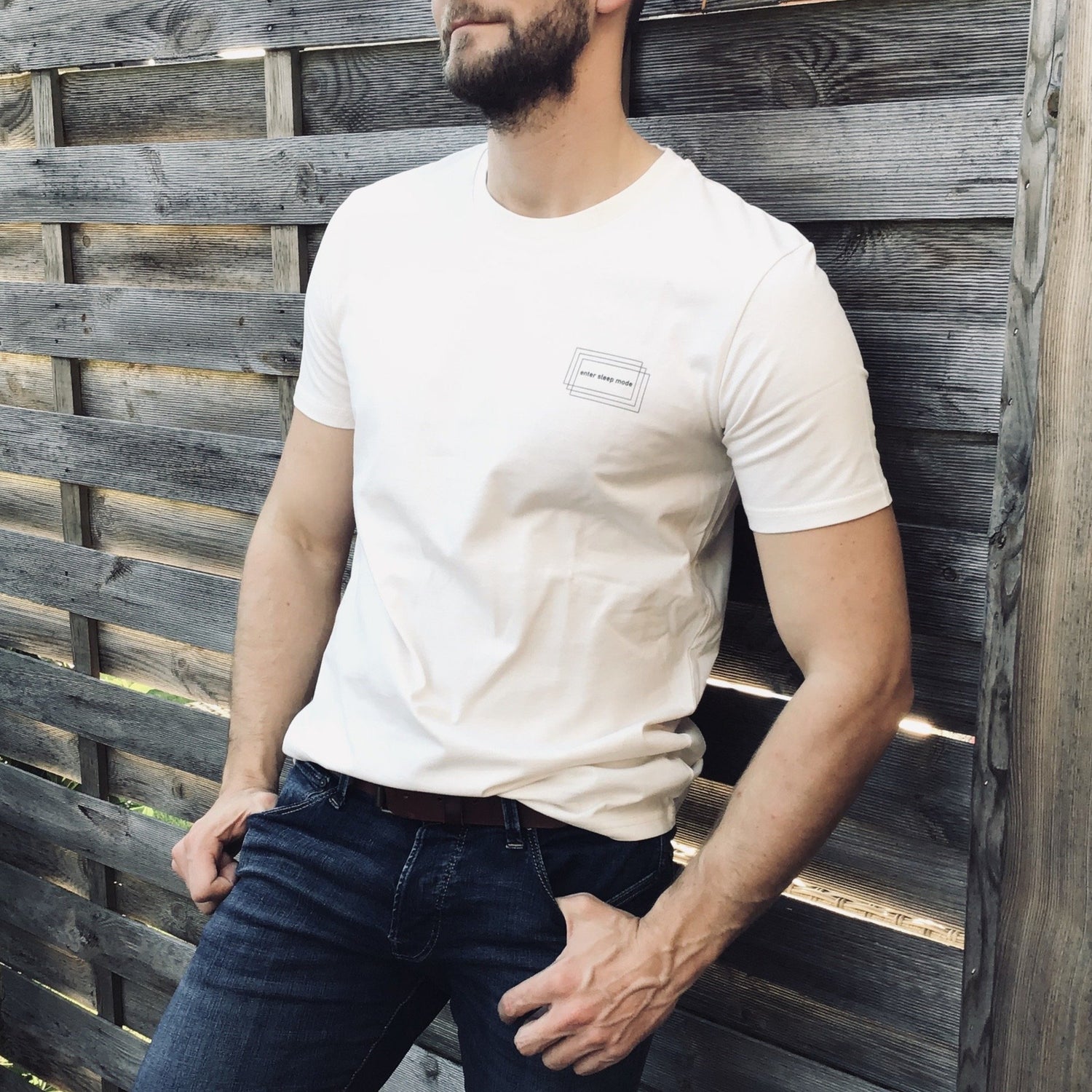 Unisex T-Shirt in der Farbe Vintage Weiß mit Print "ENTER SLEEP MODE". next summer ist entspannte und lässige Mode für Sie und Ihn.