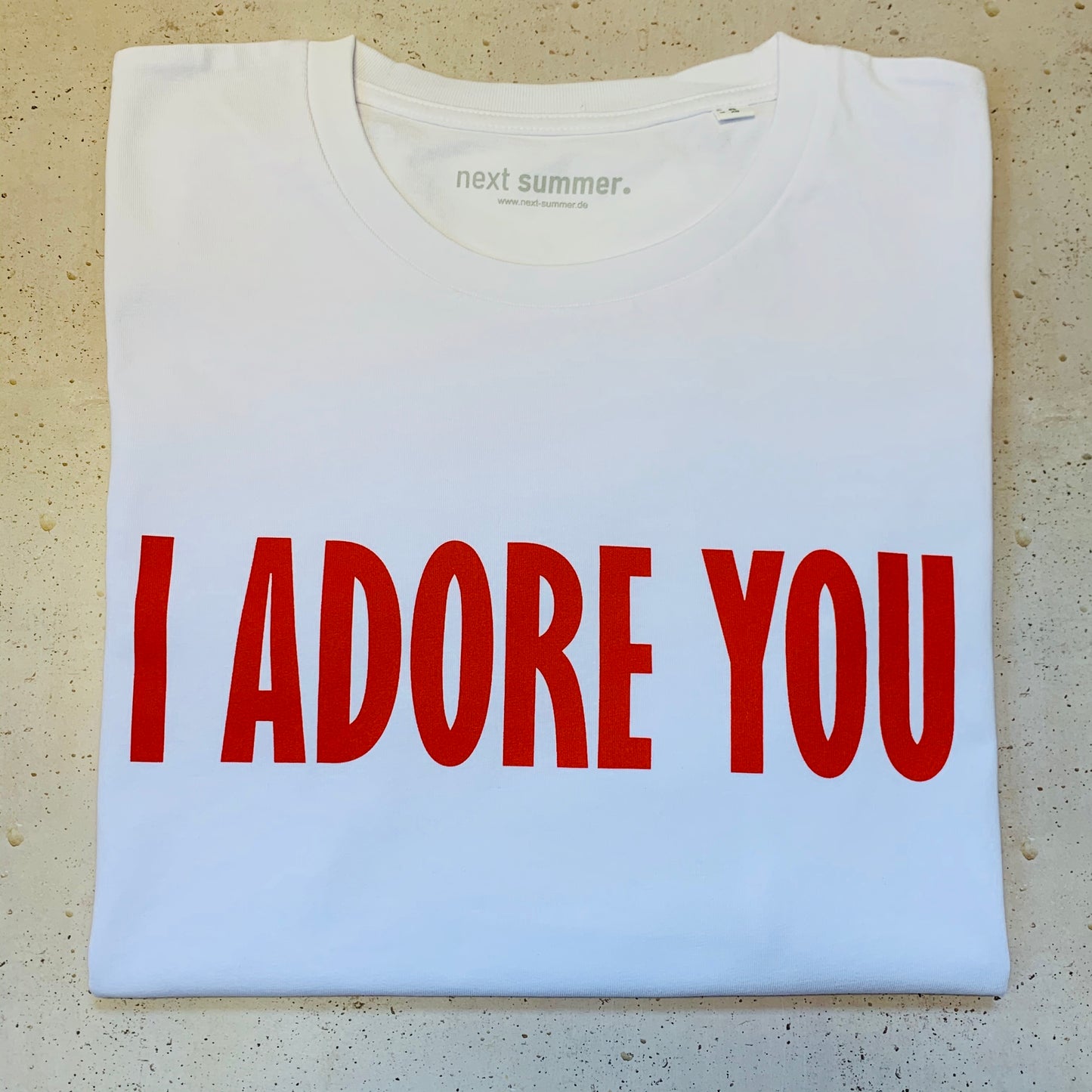 Unisex T-Shirt aus 100% Bio-Baumwolle mit dem Print "I ADORE YOU". Fair Fashion von dem Mode Label "next summer. Für Sie und Ihn.