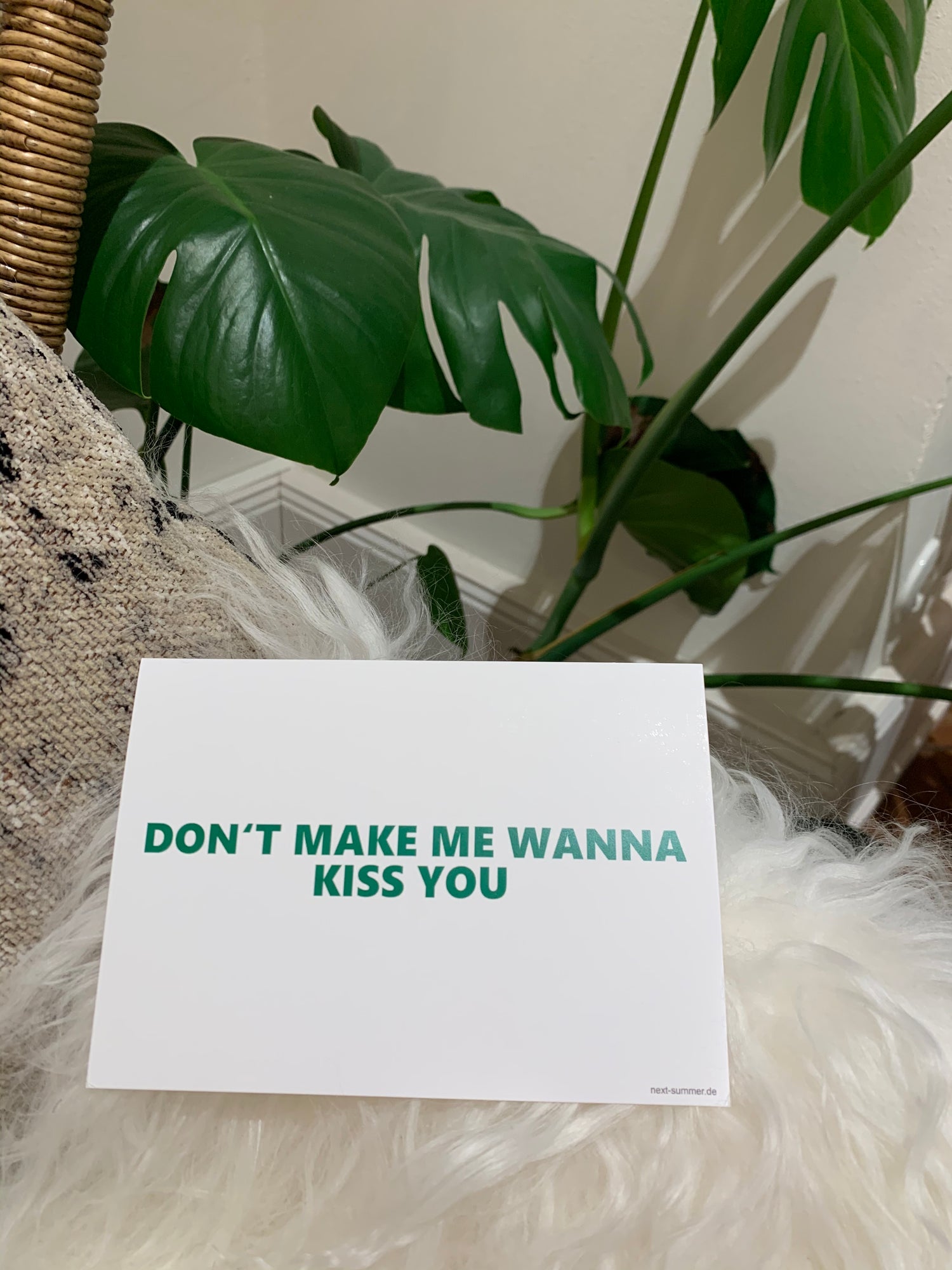 Postkarte mit dem Text „Don‘t make me wanna kiss you“. Von dem Fair Fashion Label next summer.