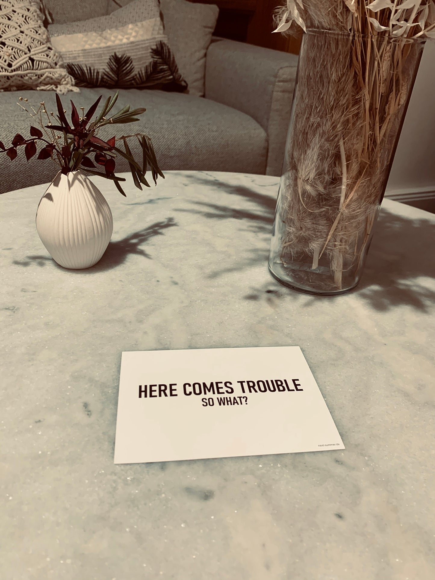 Postkarte mit dem Text „Here comes trouble - so what?“. Vom Fair Fashion Label next summer.