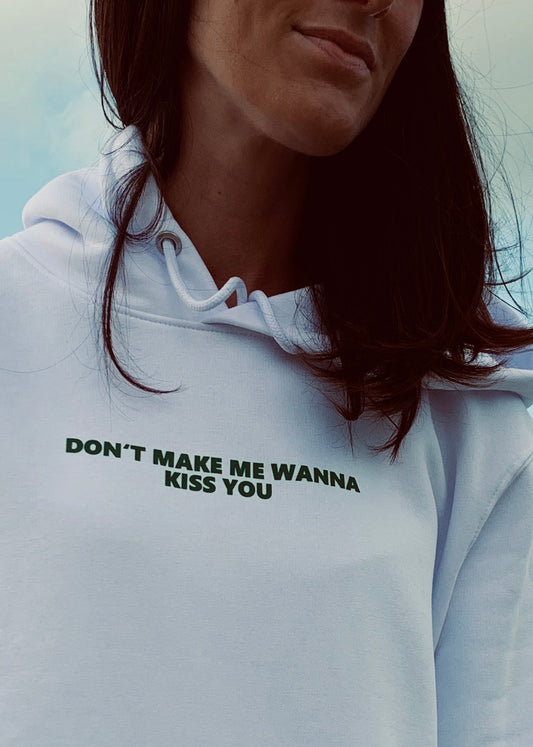 Unser weißer Unisex Hoodie mit Print DON'T MAKE ME WANNA KISS YOU in lässiger Passform. Perfekte Home und Street Wear für sie und ihn. next summer fashion.