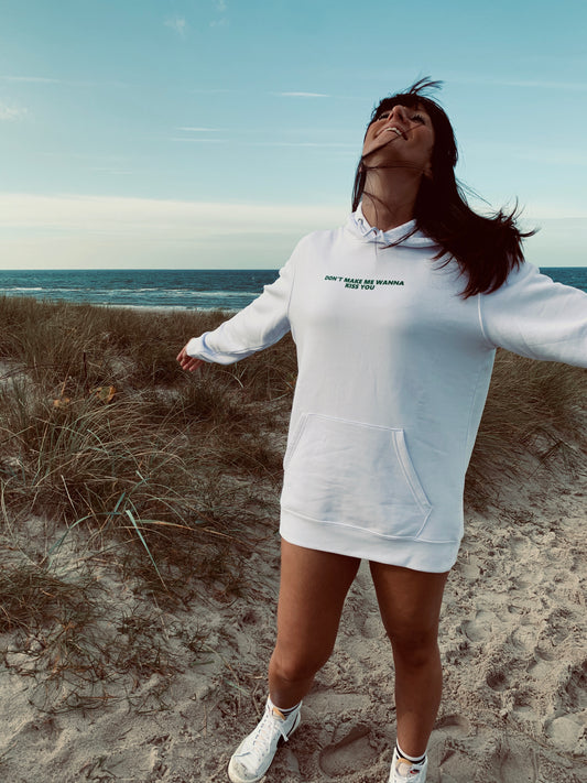 Unser weißer Unisex Hoodie mit Print DON'T MAKE ME WANNA KISS YOU in lässiger Passform. Perfekte Home und Street Wear für sie und ihn. next summer fashion.