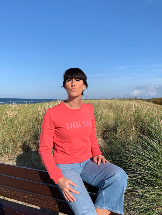 Unser roter Sweater mit Print I FEEL YOU in lässiger Passform. Perfekte Home und Street Wear. next summer fashion.
