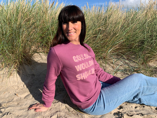 Unser Sweater in trendigem mauve mit Print COULDA WOULDA SHOULDA in lässiger Passform. Perfekte Home und Street Wear. next summer fashion.