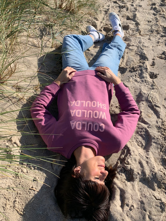 Unser Sweater in trendigem mauve mit Print COULDA WOULDA SHOULDA in lässiger Passform. Perfekte Home und Street Wear. next summer fashion.