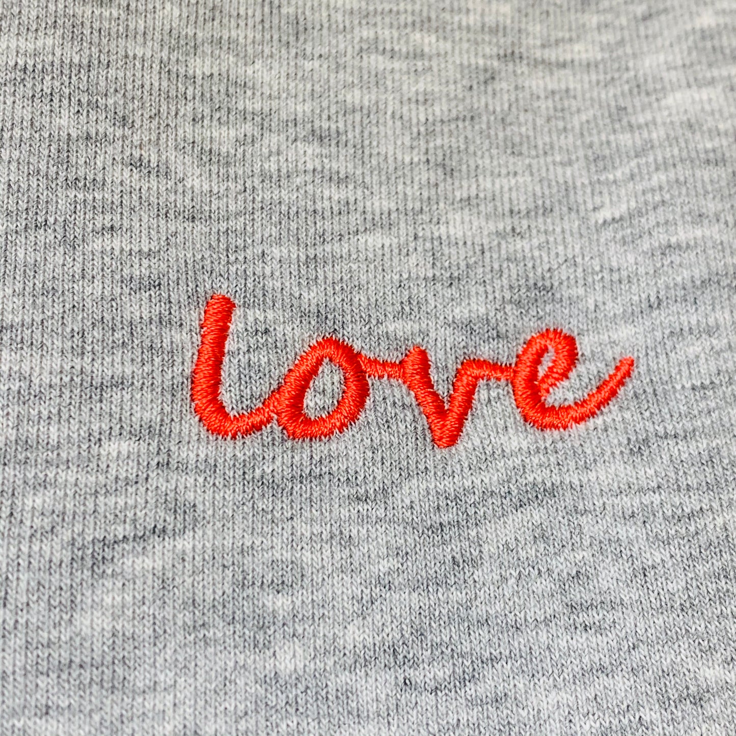 Unser grauer Sweater mit Stick LOVE in lässiger Passform für sie und ihn. next summer fashion.