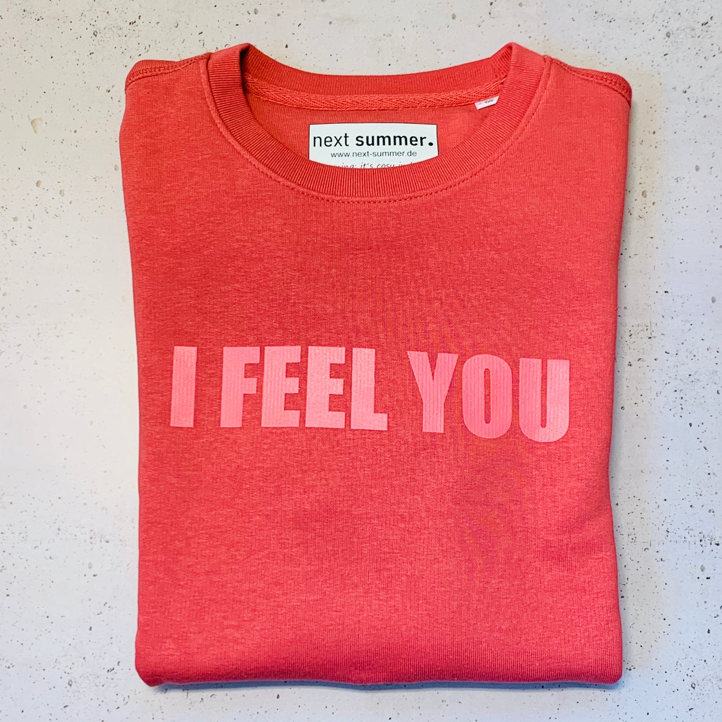 Unser roter Sweater mit Print I FEEL YOU in lässiger Passform. Perfekte Home und Street Wear. next summer fashion. 
