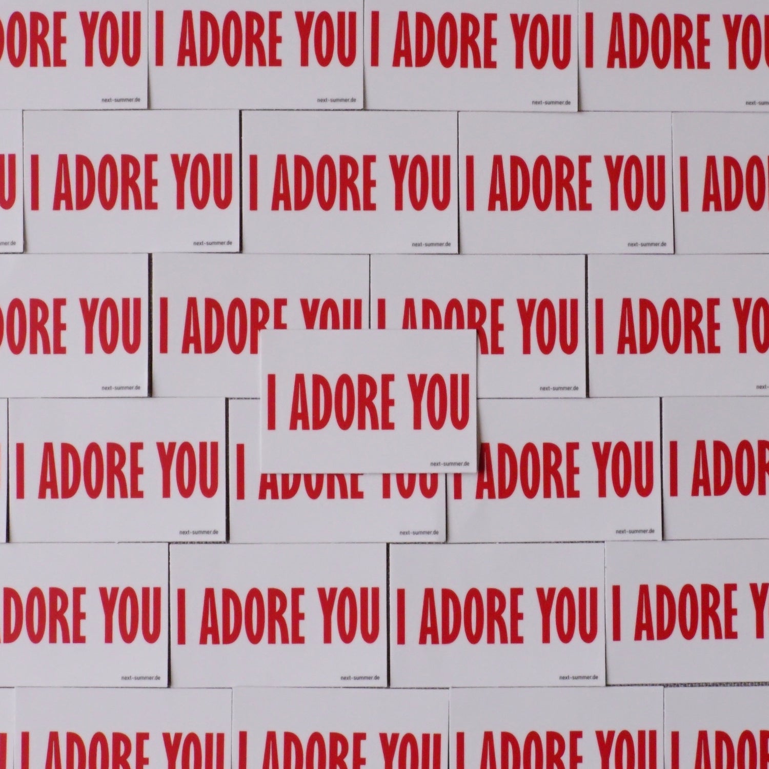 Sticker aus Vinyl mit dem Print "I ADORE YOU". Passend zum Unisex T-Shirt.