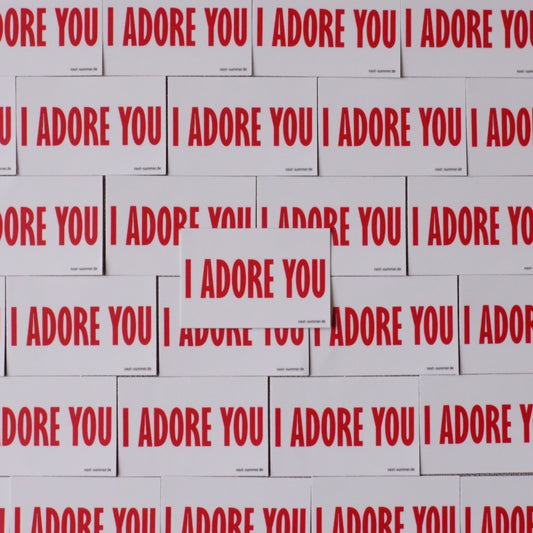 Sticker aus Vinyl mit dem Print "I ADORE YOU". Passend zum Unisex T-Shirt.