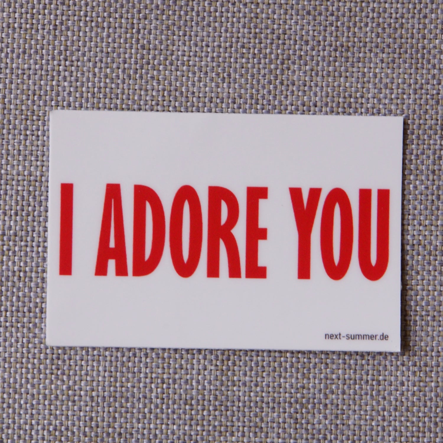 Say it with love. Sticker aus Vinyl mit dem Print "I ADORE YOU". Passend zum Unisex T-Shirt.