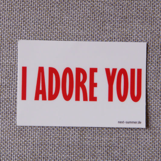 Say it with love. Sticker aus Vinyl mit dem Print "I ADORE YOU". Passend zum Unisex T-Shirt.