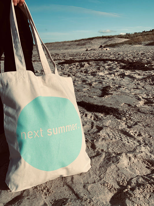 Super coole und praktische Stofftasche aus nachhaltiger und fairer Produktion. Tasche in der Farbe natur mit Print next summer.