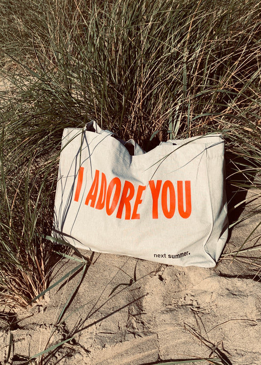 Super coole und praktische Strandtasche aus nachhaltiger und fairer Produktion. Tasche in der Farbe grau mit Print I ADORE YOU.