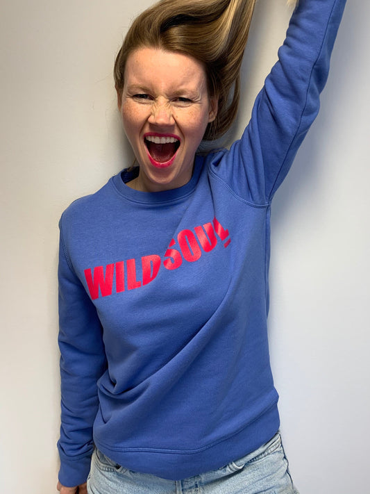 Sweater in Blau mit Print "WILD SOUL INSIDE". Vom Fair Fashion Label next summer.